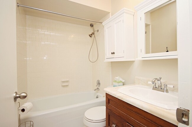 Building Photo - End-Unit Georgetown Green Townhome