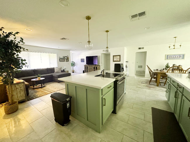 Building Photo - 11832 N Balboa Dr