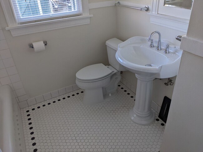 Building Photo - Large 3+ bedroom