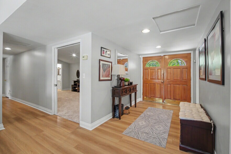 Building Photo - 5706 Comanche Ave
