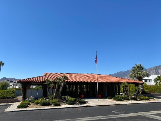 Building Photo - 695 S Cll Petunia
