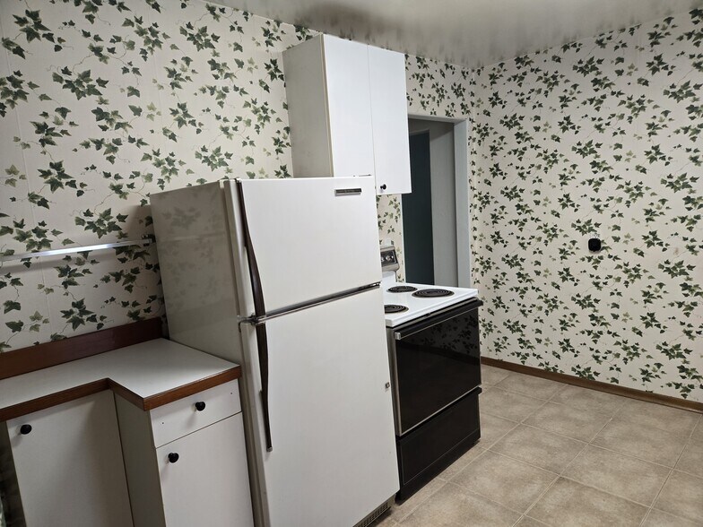 Refrigerator + Stove - 4005 N 24th St