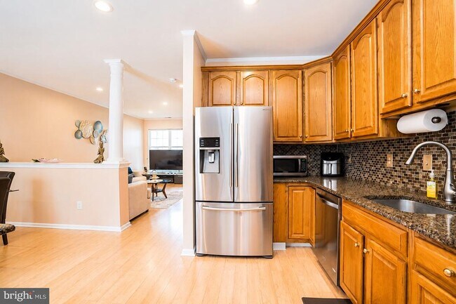 Building Photo - 704 Dahlia Cir