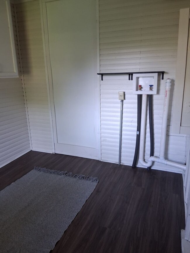 Building Photo - Charming Newly Renovated Spacious Double
