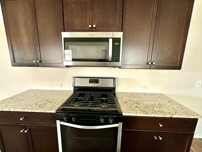 Building Photo - 425 Middle Green Loop