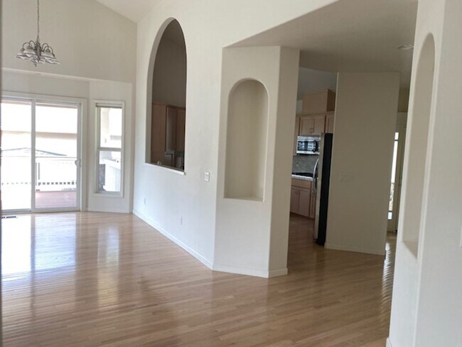 Building Photo - NEW TO MARKET, 3 BEDROOM EAST MEDFORD HOME