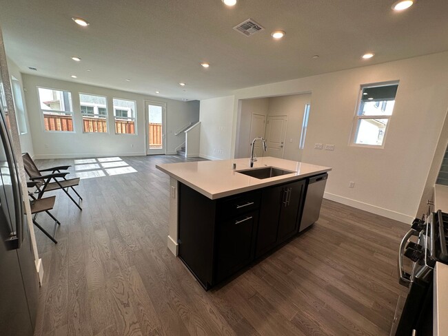 Building Photo - Beautiful 4 Bedroom / 3 Bath River Islands...