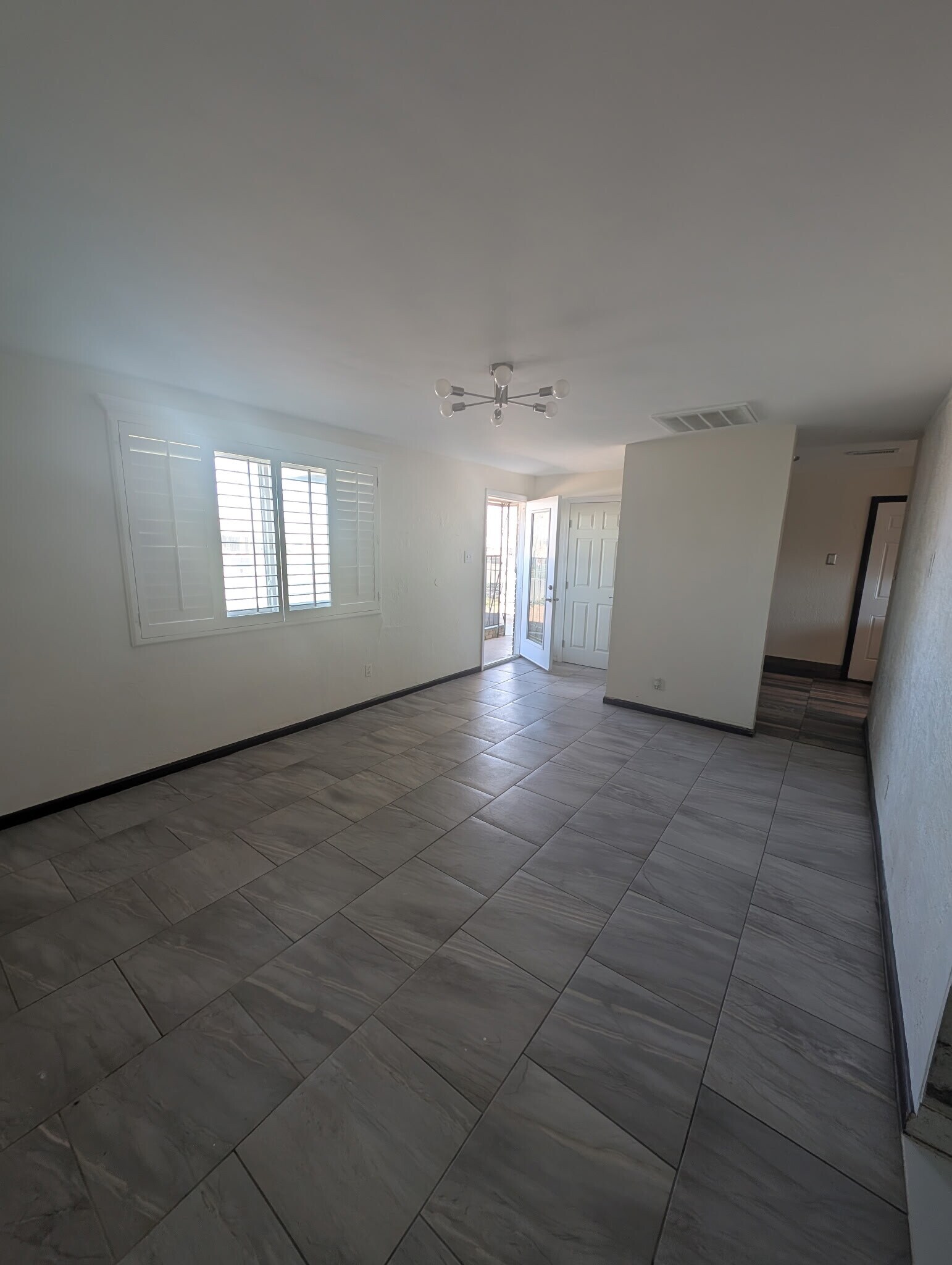 Building Photo - 5004 Royal Dr