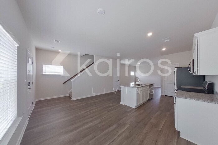 Building Photo - 2401 Banyan Cir