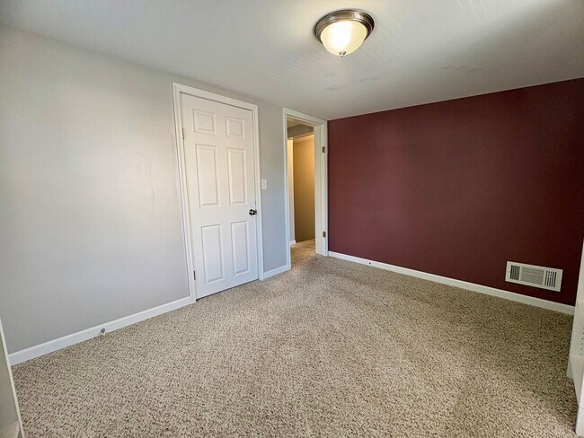 Building Photo - 4 Bedroom 2 Bathroom in Harrisburg!