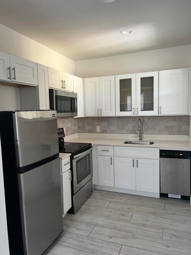 Building Photo - 407 S Lakeside Dr