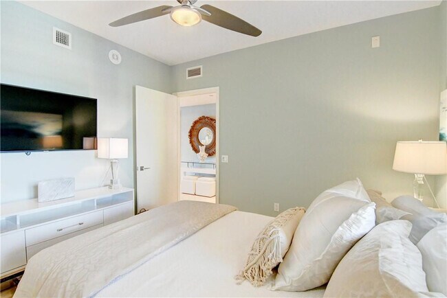 Building Photo - 2640 Lake Shore Dr