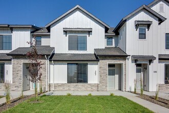 Building Photo - This 3 bedroom/2.5 bath townhome is ready for you!