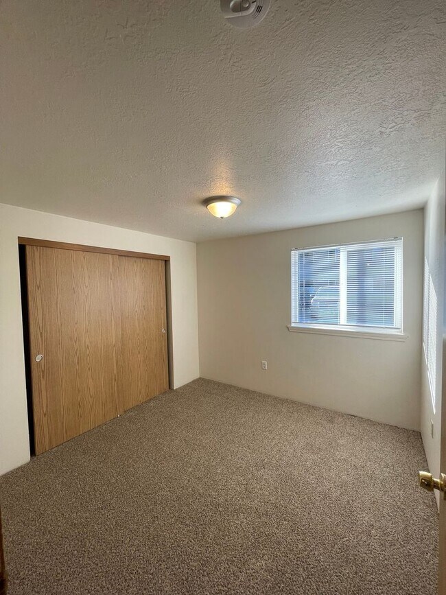 Building Photo - Rent Special: 1/2 Off June's Rent!! Second Floor 3 Bedroom apartment