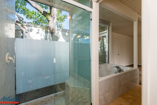 Building Photo - Stunning & Spacious Home | Panoramic Views