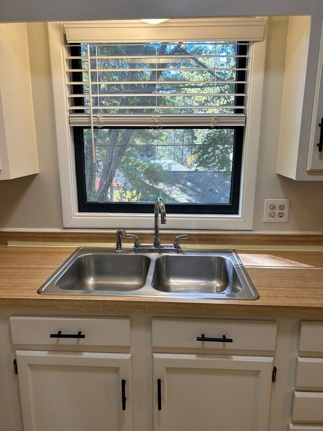 Building Photo - Kenilworth - Adorable 2 Bedroom House