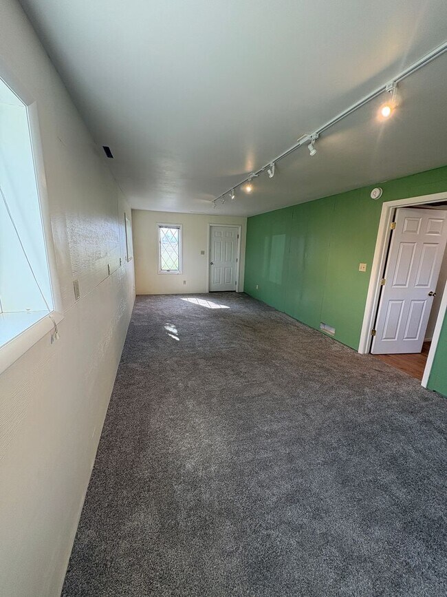 Building Photo - 4 bedroom, 2 bathroom Home off Spring Hill...