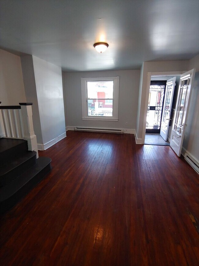 Building Photo - 3 Bedroom Home off of 60th & Cobbs Creek P...