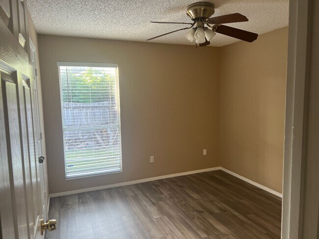 Building Photo - Large 4/2 with 2 Car Garage & Huge Fenced ...