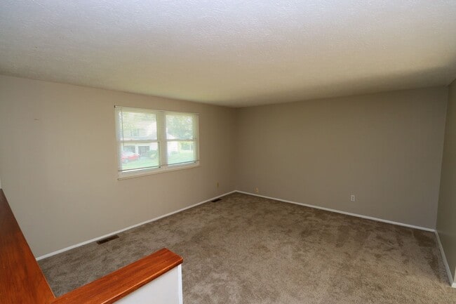 Building Photo - Walking Distance to Brownsburg High School!