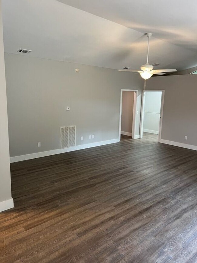 Building Photo - Gorgeous Home in the Heart Hinesville