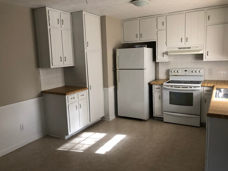 Building Photo - 1015 Eastview Rd NE