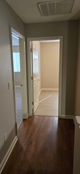 Building Photo - 2025A Stoneycreek Dr