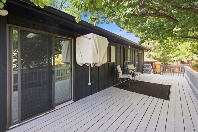 Building Photo - Beautiful 4BED/2BA Tri-Level Home in Widefield Country Club Heights
