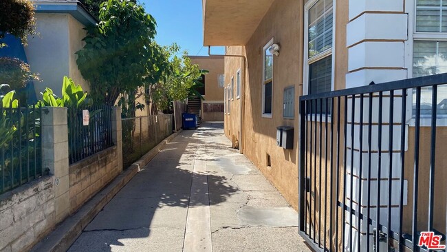 Building Photo - 1037 3/4-1034 Irolo St
