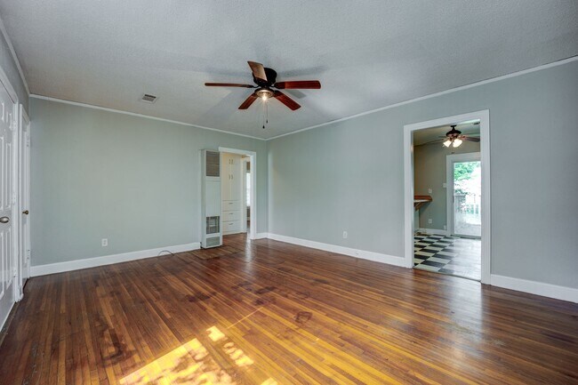 Building Photo - Freshly Updated 3 Bedroom House