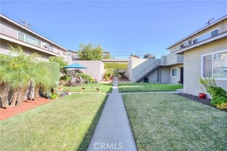 Building Photo - 2547 Hayes Dr