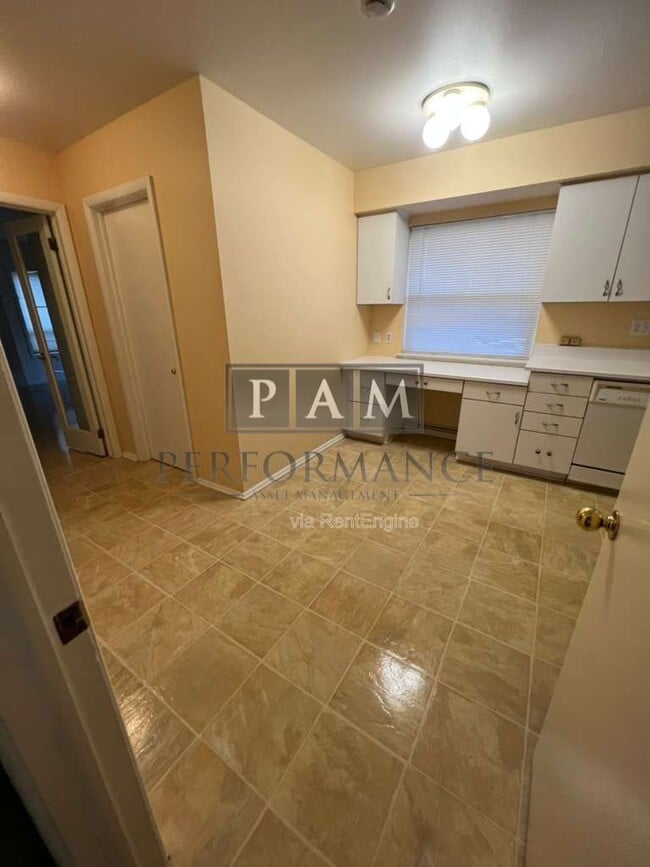 Building Photo - 8862 N Malibu Dr