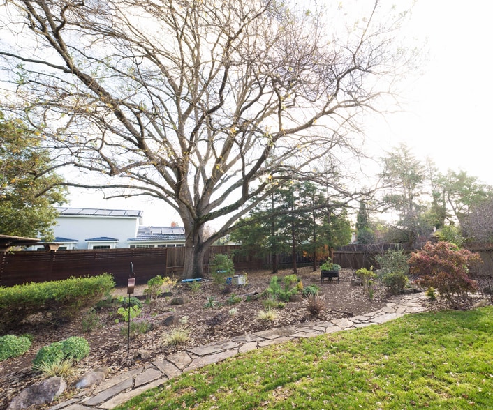 Building Photo - 421 Kahrs Ave