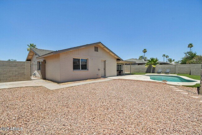 Building Photo - 2519 E Geneva Dr