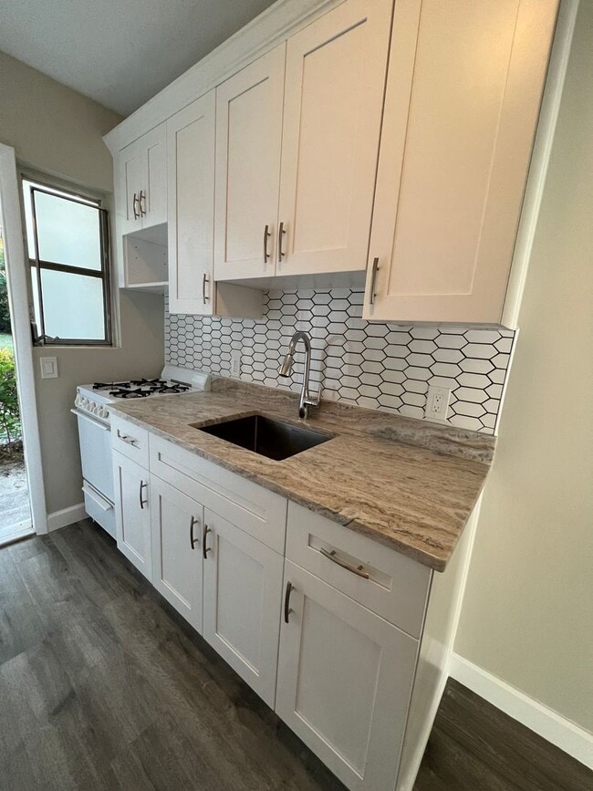 Building Photo - Fully Remodeled 1bed  1bath Apartment w/ Washer & Dryer