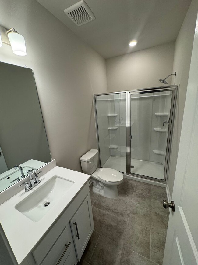 Building Photo - Beautiful 3 Bedroom 3.5 Bath Townhome in L...