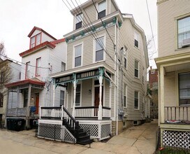 Building Photo - 4 Bed/2 bath UC Rental On Victor + Parking Only $695/person ($2780/mo)!