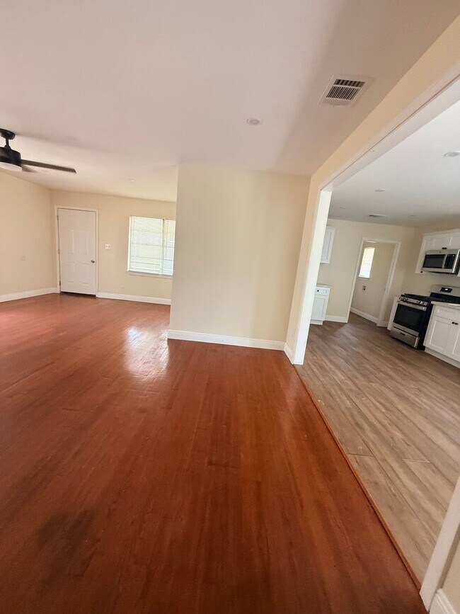 Building Photo - Newly Renovated Property - Family Home