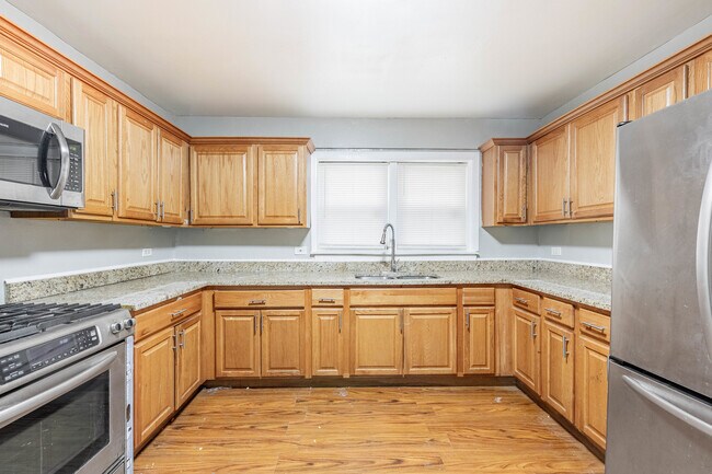 Building Photo - 7637 S Essex Ave