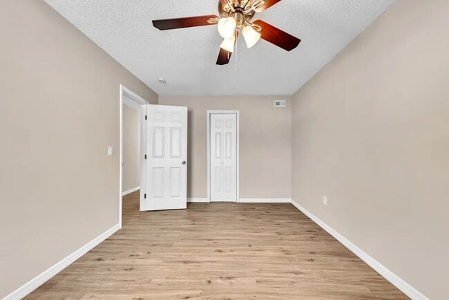 Building Photo - 6913 Voltaire Dr