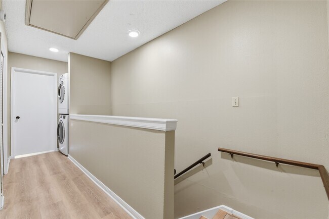 Building Photo - 7700 Creekbend Dr