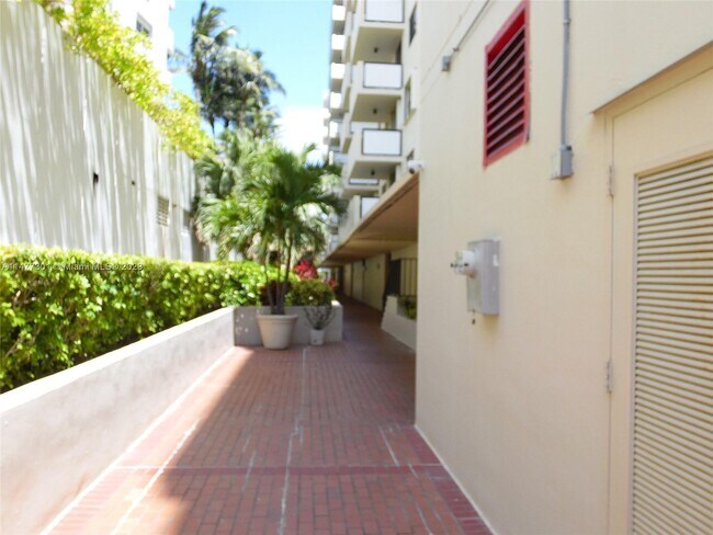 Building Photo - 1623 Collins Ave