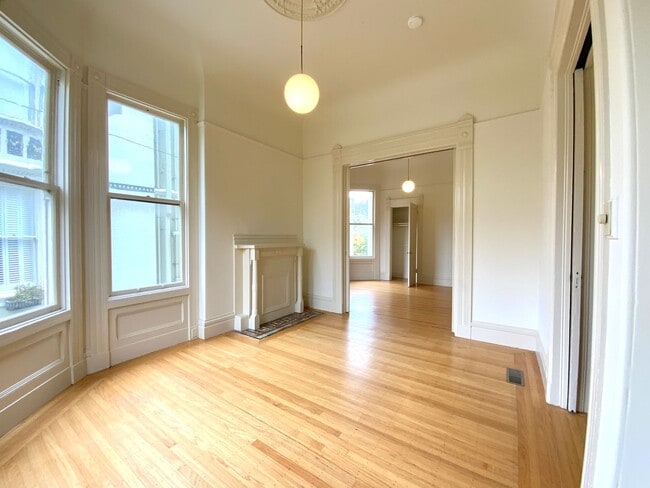 Building Photo - SPACIOUS 4BR! Laundry IN-UNIT! Great Locat...
