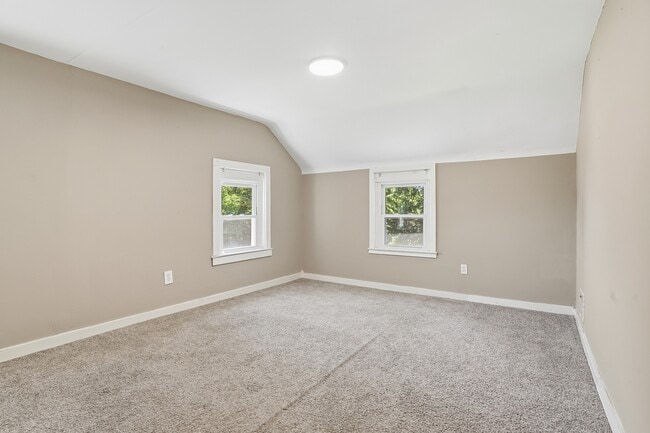 Building Photo - 624 Elm Dr