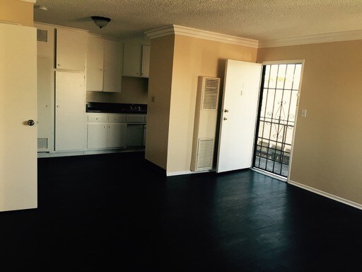 Building Photo - 1110 S Kenmore Ave