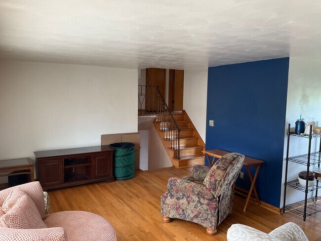 Building Photo - Private Split-Level 3bed 1.5 bath Retreat ...