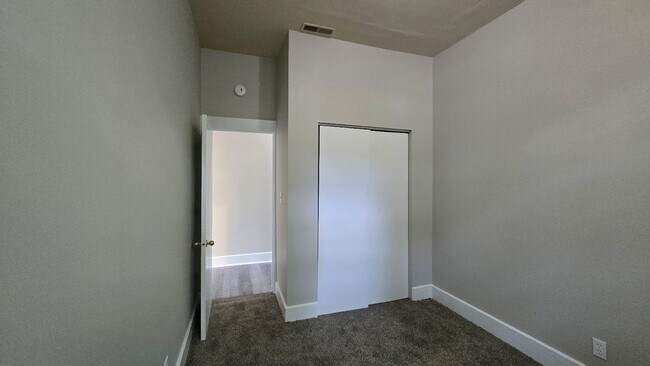 Building Photo - 2-BED SECTION 8 APPROVED