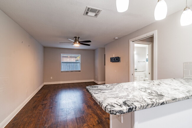 Building Photo - 3208 W Napoleon Ave