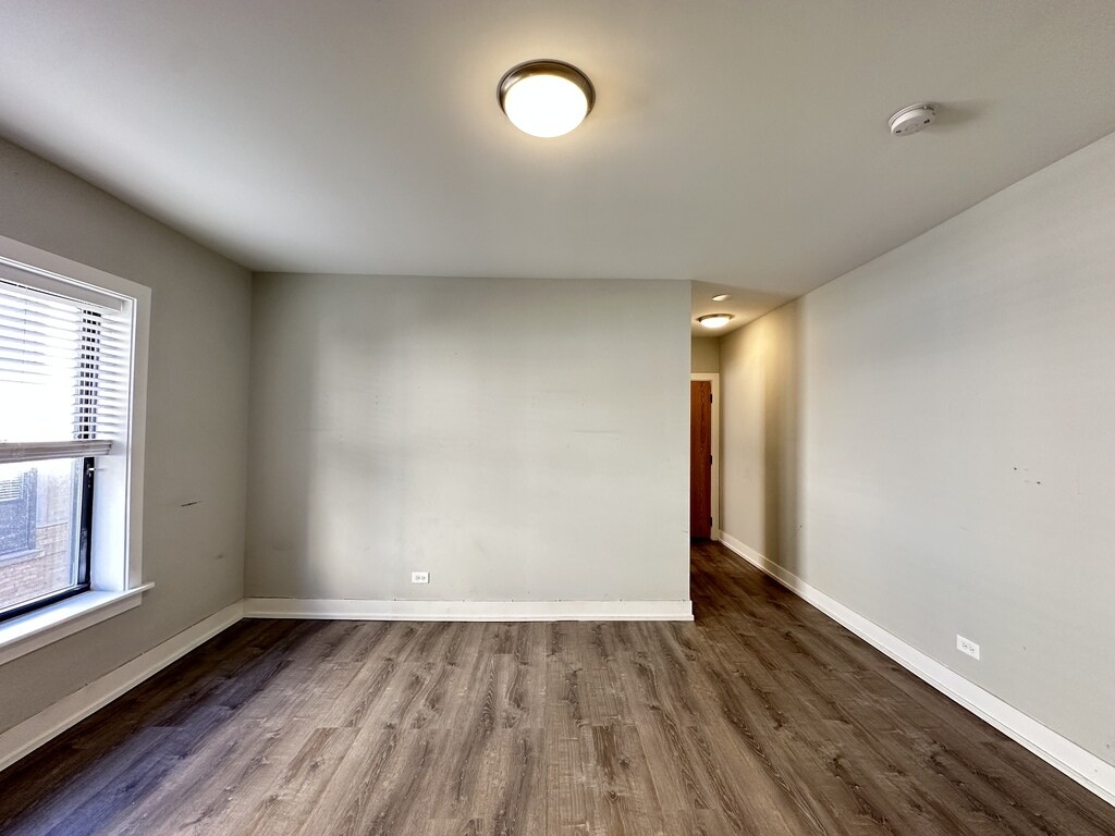 Building Photo - 722 W Brompton Ave