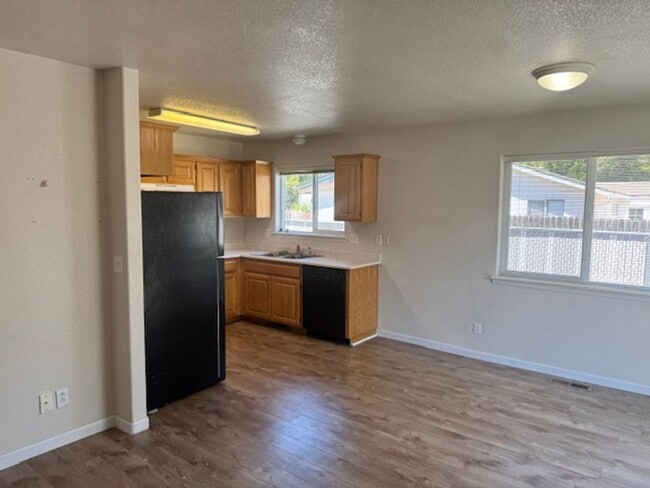 Building Photo - CLEAN SINGLE LEVEL 2 BEDROOM HOME/ WITH DE...
